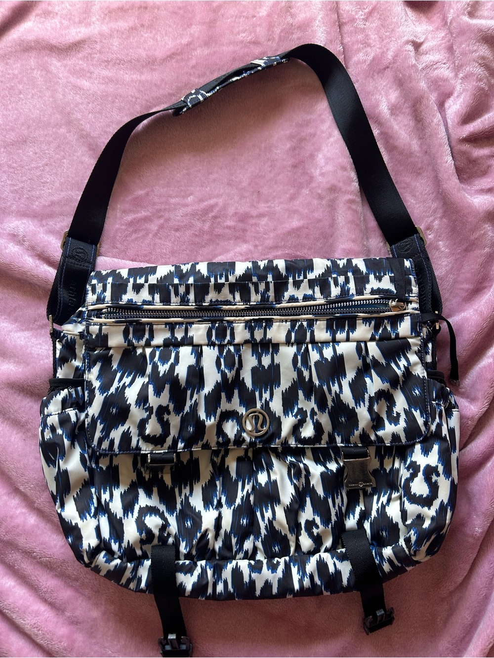 Lululemon Urban Yogini Messenger Laptop Travel Bag Blue Ikat Print